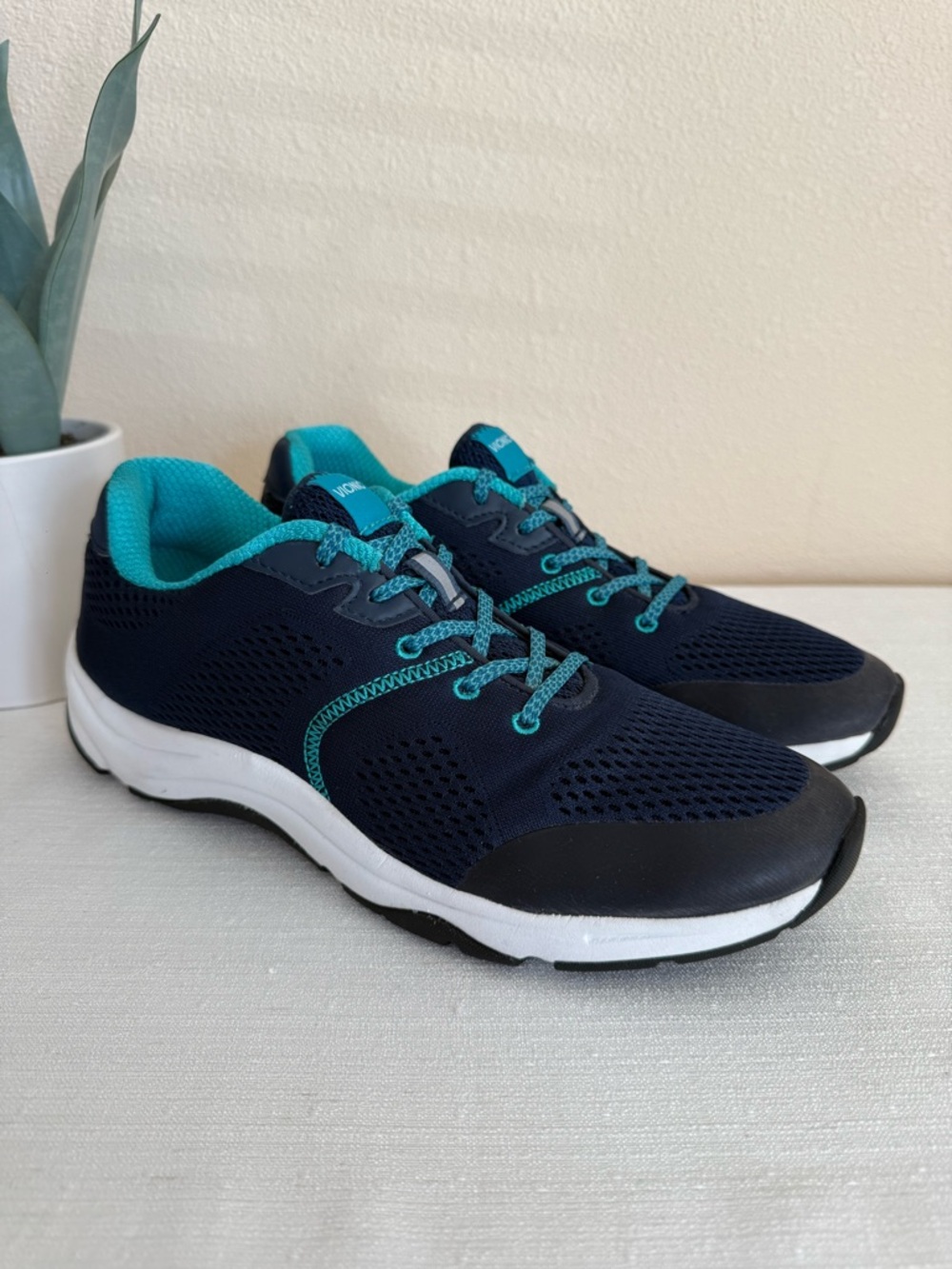 VIONIC Action Emerald 1st Ray Technology Navy & Teal Lightweight Mesh Sneakers